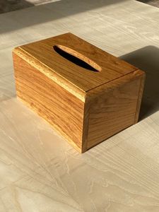 Boîte à mouchoirs artisanale en bois avec texture naturelle pour décoration intérieure rustique, présentation sur table et accueil. - Product Image 1