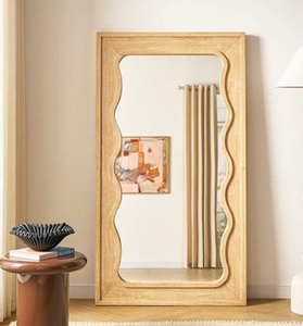 Elegante espejo de cuerpo entero de roble claro estilo escandinavo con un marco interior ondulado y original, disponible a precio de mayorista. - Product Image 1