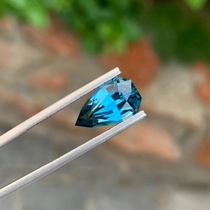 Topacio azul de Londres natural en forma de pera, gema suelta de calidad AAA, topacio azul facetado con corte de pera para la fabricación de joyas al por mayor. - Product Image 3