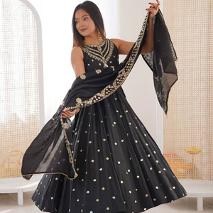 Ensemble de robe Anarkali élégante avec dupatta en Chanderi brodé – Tenue traditionnelle prête à porter - Product Image 1