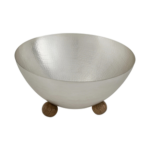 Bol élégant en métal gris fusil avec un rebord texturé distinctif surélevé sur trois bases sphériques en résine blanche polie pour le service - Product Image 2