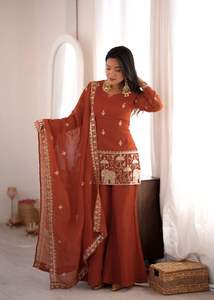 Ensemble ethnique contemporain en soie froissée avec kurta, pantalon cloche, broderie Zari et sequins, et dupatta assortie PY311 DC - Product Image 3
