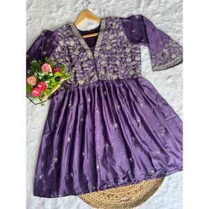 Conjunto de traje de mujer de diseñador con bordado de secuencia y trabajo de hilo - Product Image 2