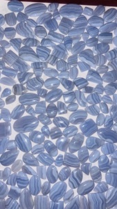 Lot de cabochons en agate bleue à prix de gros – Pierre naturelle de calcédoine rayée en vrac pour bijoux, bagues et pendentifs - Product Image 2