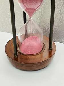 Sablier en bois fait main de 9 pouces avec sable rose |   Décoration de table pour fête d'anniversaire avec design croix d'ange rustique - Product Image 3