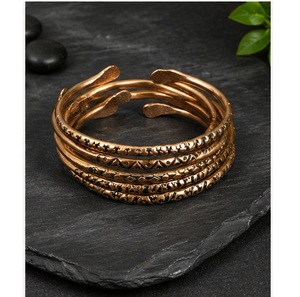Conjunto de Brazaletes de Bronce con Pátina Natural Grabados a Mano, Diseño de Múltiples Hileras con Puntas Aplanadas, Brazalete Abierto para Muñeca - Product Image 4