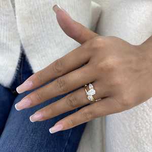Anillo de Tres Piedras con Moissanita de Corte Pera de 2.00 Ct, Doble Banda, Plata 925 con Baño de Rodio, Regalo de Boda para Mujer - Product Image 5