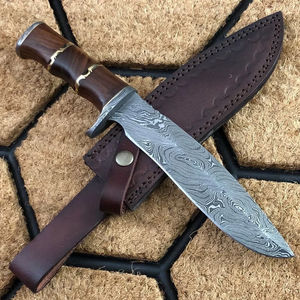 Nouvel Arrivage Couteau Bowie de Chasse et de Camping en Acier Damas Fait Main, Manche en Bois de Noyer, Entretoises en Laiton, OEM, Épaisseur de la Lame 0,35 mm - Product Image 1