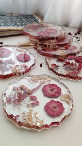 Posavasos de Resina Epoxi Hechos a Mano con Pétalos de Rosa Secos y Brillo Dorado, Decoración Ecológica para Mesa de Comedor - Product Image 4