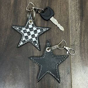 Llavero de Cuero Personalizado de Lujo con Diseño de Estrella a Cuadros, Accesorio con Dije de Estrella, Anillo y Soporte para Llaves de Coche, Regalo para Mujer - Product Image 6