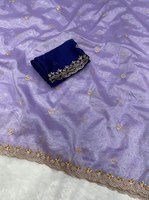 Sari en twill doux et pur de couleur orange avec des broderies faites à la main sur toute la surface du sari, avec des détails travaillés. Coupe du sari : 5,50 cm (précisement) Coupe du chemisier : 0,80 cm (précisement)