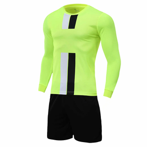 Vente en gros de nouveaux uniformes de football à manches courtes pour hommes adultes, polyester de haute qualité, respirant, respectueux de l'environnement - Product Image 4
