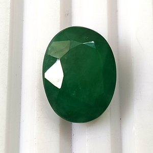 Émeraude verte naturelle authentique de Zambie de 7,70 carats, coupe ovale opaque, pierre précieuse facettée, effet de couleur saphir, Gemmes Internationales - Product Image 2