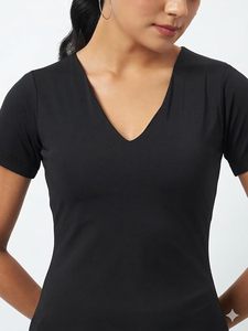 Tenue de bureau élégante pour tous les jours, t-shirt simple à col en V, mode quotidienne moderne, tee-shirt minimaliste - Product Image 2
