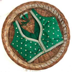 Blouse prête à porter en soie lourde tendance avec des sequins et des broderies au fil, couleur verte - Product Image 1