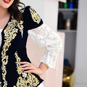 Tenue de mariage algérienne Karakou pour femmes avec broderie dorée détaillée et tissu en velours de qualité supérieure, sur mesure - Product Image 2