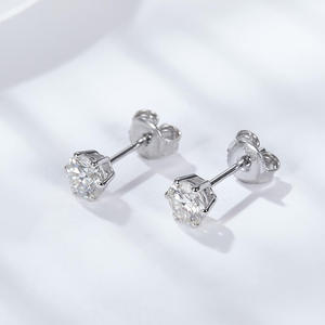 Pendientes de Diamante Solitario en Plata de Ley 925 con Moissanita VVS, Corte Brillante Redondo, con Cierre a Presión - Product Image 2
