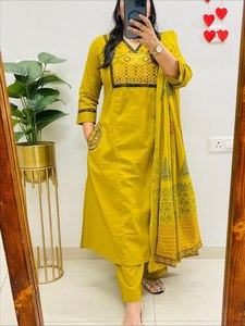 ชุดคุर्ติผ้าฝ้ายปักลายสีเหลืองพร้อมผ้าคลุมไหล่เข้าชุด ชุดพื้นเมืองสำหรับผู้หญิง สวมใส่สบาย ความยาวระดับข้อเท้า ทรงปกติ - Product Image 1