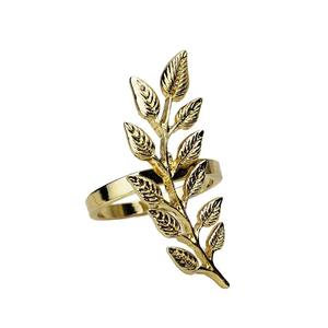 Ronds de serviette en métal luxueux à motif de feuilles de haute qualité rehaussent la valeur perçue de l'ensemble de la mise en place de la table. - Product Image 1