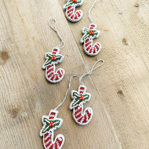 Ornement de coeur ailé Broderie perlée rouge avec des ailes d'ange dorées Décoration suspendue unique pour la Saint-Valentin ou Noël - Product Image 2