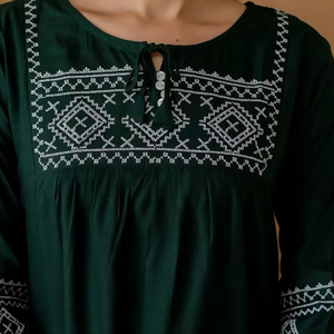 Vente en gros de hauts courts tendance pour femmes, style estival, coupe ajustée et moulante, parfaits pour un look décontracté, basiques mais de haute qualité - Product Image 4