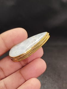 Pendentif ovale en laiton rainuré avec pierre de lune naturelle |   Bijoux de mariage pour femmes plaqués or faits à la main |   Fabrication OEM et ODM - Product Image 3