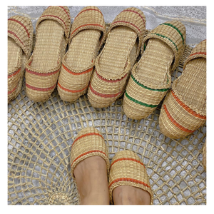 Pantoufles de spa en jacinthe d'eau fabriquées au Vietnam avec une production flexible pour les fournisseurs hôteliers et les acheteurs internationaux - Product Image 1