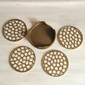 Ensemble de sous-verres modernes de luxe en métal nid d'abeille avec support, sous-verres géométriques plaqués or, sous-verres en acier inoxydable pour la maison - Product Image 1