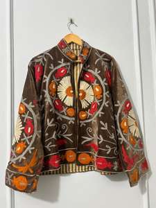 เสื้อแจ็คเก็ตบอมเบอร์กำมะหยี่ปักลายซูซานีสีชมพู สไตล์วินเทจฮิปปี้ สำหรับฤดูหนาว ระบายอากาศได้ดี ผ้าฝ้าย 100% ลายดอกไม้ เหมาะเป็นของขวัญ - Product Image 5