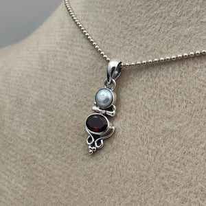 Colgante de Plata de Ley con Granate y Perla, Piedra de Nacimiento de Enero, Elegante Joya de Gema Roja y Blanca, Regalo - Product Image 3