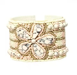 Magnifique bracelet brodé de perles de rocaille, design tendance, chic, bracelet brodé de perles, accessoire de mode - Product Image 1