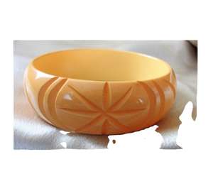 Nuevas llegadas de joyería: Brazalete de resina tallada - Product Image 5