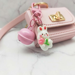 Adorable porte-clés en forme de lapin cloche rose pastel avec fleur, en résine plastique, tendance de la mode pour les filles et les femmes, usage quotidien - Product Image 2