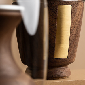 Brûleur d'encens élégant et contemporain en bois de noyer, associé à une plaque en métal doré et à un cloche en verre en forme de larme. - Product Image 3
