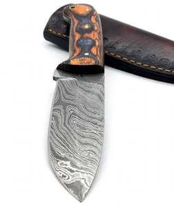 Cuchillo de exterior hecho a mano con acero de Damasco, mango de madera bicolor y funda de cuero estampado. - Product Image 2