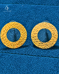 Boucles d'oreilles créoles géométriques en laiton plaqué or Soumya Creations, bijoux vintage unisexes à la mode du Rajasthan - Product Image 1