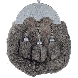 Sporran écossais personnalisé en fourrure avec cantle celtique argenté, trois pompons en fourrure et détails de chaîne pour une utilisation traditionnelle avec un kilt ou un sac des Highlands. - Product Image 1