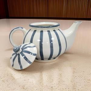 Théière à motif rayé avec bec verseur lisse, poignée confortable, corps isotherme, idéale pour servir le thé - Product Image 2