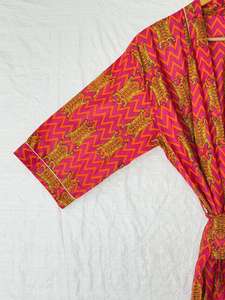 Robe kimono longue en coton imprimé tigre, faite à la main, pour la détente, la plage ou comme nuisette. - Product Image 5