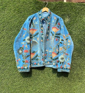 Chaqueta de Terciopelo Negro Hecha a Mano de Primera Calidad, Bordado Floral Tradicional y Trabajo de Aguja Intrincado, Prenda Exterior Étnica de Lujo para Mujer - Product Image 4