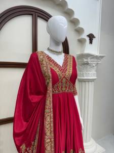 Ensemble indien pakistanais Anarkali en soie rouge, robe longue brodée à col en V, dupatta, tenue de fête de mariage pour femmes, recyclé - Product Image 3