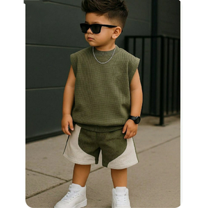 Ensemble streetwear deux pièces en tricot gaufré pour tout-petit garçon (olive et crème) T-shirt ample sans manches avec short color-block assorti - Product Image 2
