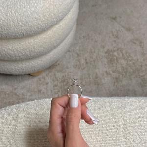 Anillo de Diamante Ovalado de 4 Quilates Cultivado en Laboratorio _ Anillo de Compromiso Solitario _ Oro Blanco de 14k _ Certificado IGI - Product Image 5