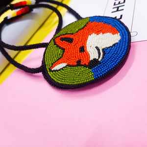 Collier pendentif renard artisanal perlé avec perles orange, blanches, noires, rouges, vertes et bleues et cordon long pour un style artistique traditionnel - Product Image 3