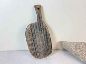 Petite planche à découper vintage en bois massif, style rustique et campagnard, pour la décoration de cuisine, la mise en scène de table et les boutiques de cadeaux - Product Image 3