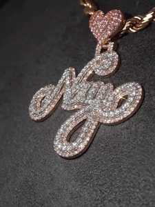 จี้เพชร VVS แบบกำหนดเอง ตัวอักษรย่อ เงินแท้ 925 ชุบทอง ผ่านการทดสอบเพชร ปรับแต่งได้ พร้อมตะขอรูปหัวใจ ดีไซน์คลาสสิก - Product Image 5