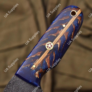 Cuchillo de camping hecho a mano con hoja forjada de acero de Damasco 1095 de aspecto antiguo, afilado como una navaja, de punta fija y mango hermoso con diseño de piña de pino. - Product Image 4