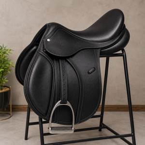 Silla de Montar Inglesa de Cuero Genuino Negro con Estribos Metálicos para Entrenamiento Ecuestre - Product Image 1
