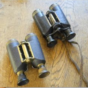 Jumelles en laiton poli équipées d'une sangle de cou réglable en cuir foncé, disponibles à prix de gros. - Product Image 2