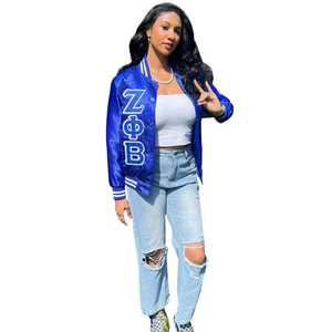 เสื้อแจ็คเก็ตบอมเบอร์ผ้าซาตินลายควิลท์ Zeta Phi Beta สีน้ำเงินรอยัล แต่งขอบสีขาว ปักลายเชนิลล์ พรีเมียม สำหรับชมรมนักศึกษากรีก กันน้ำ - Product Image 1